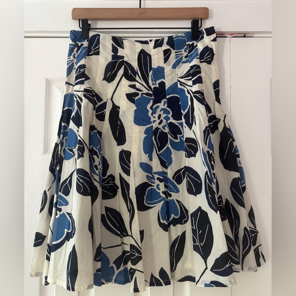 H & M Floral Blue and‎ Black Skirt Size 6 Lightweight EUC